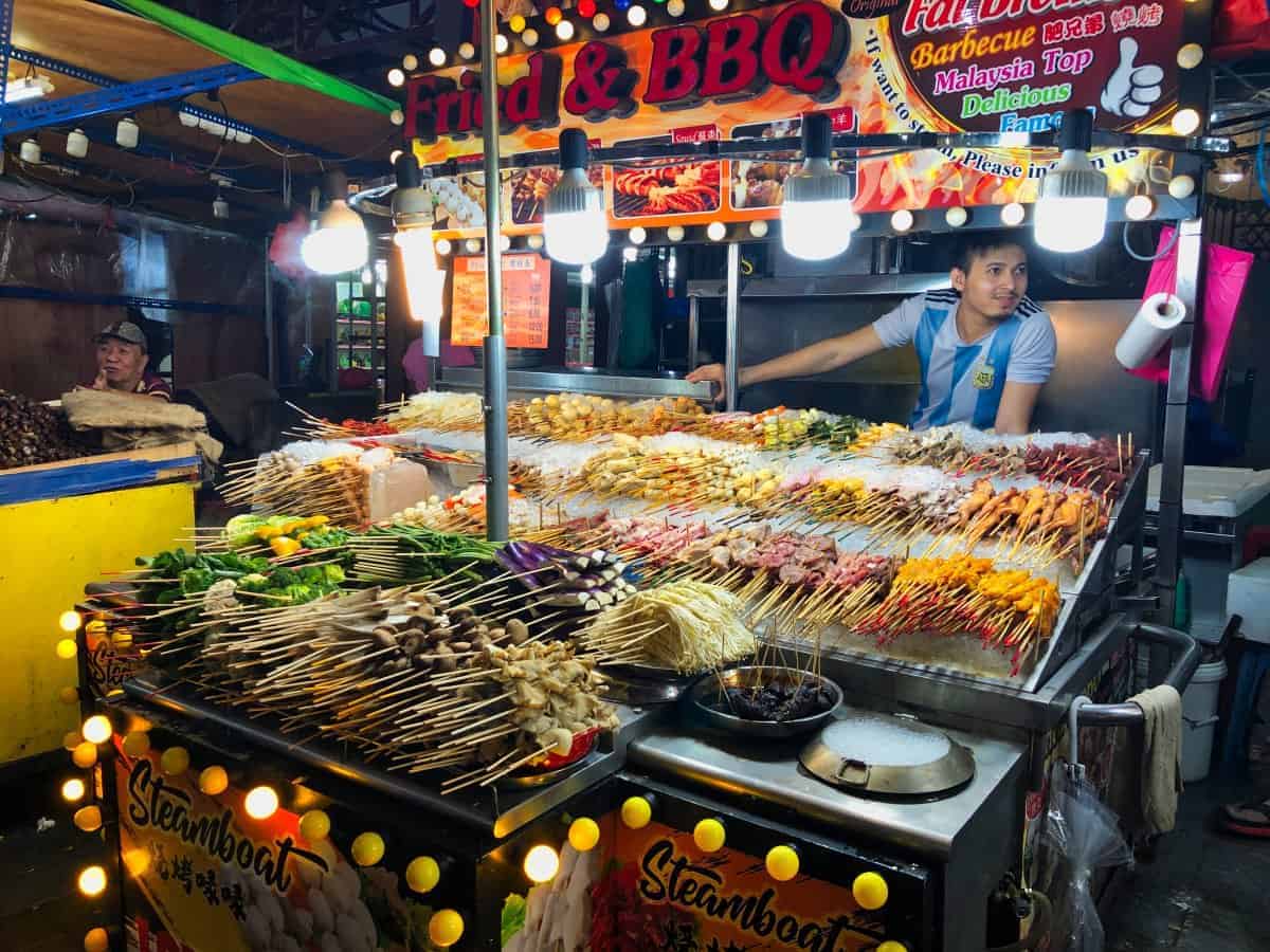 La cuisine de rue de Kuala Lumpur : un passage obligé pour les touristes